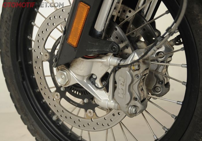 Rem depan KTM 790 Adventure R pakai double disc brake yang dijepit kaliper radial 4 piston tiap sisi