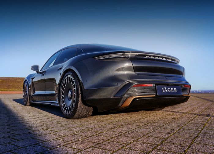Tampilan belakang modifikasi Porsche Taycan memasok aero kit karbon