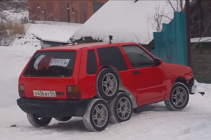 Modifikasi Fiat Uno delapan roda dari Rusia
