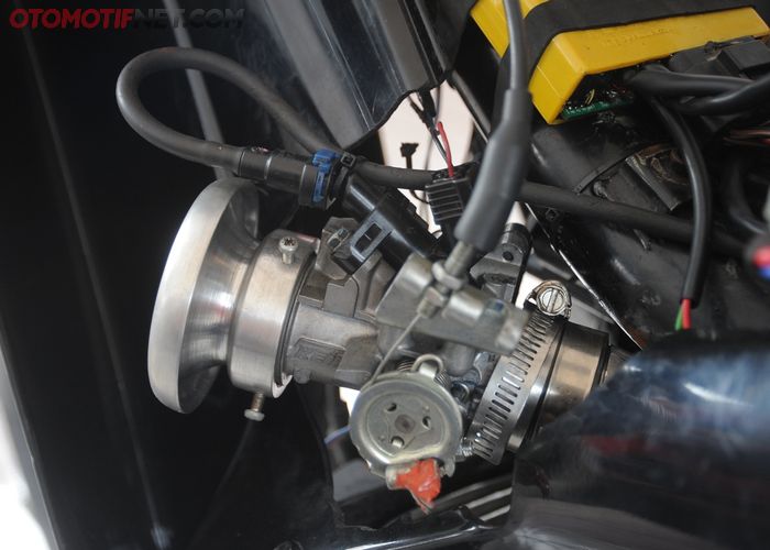 Throttle body comot Honda CB150R lama yang di-reamer, juga dipasang velocity stack plus injektor BRT