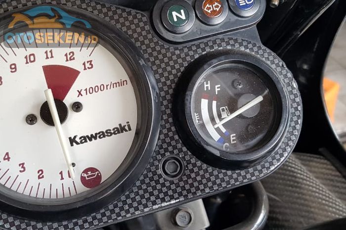 Indikator bensin dan suhu mesin Kawasaki Ninja 150 letaknya menyatu