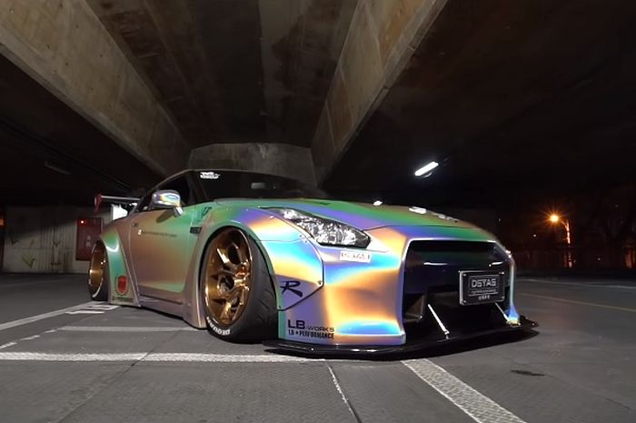 Modifikasi Nissan GT-R R35 gambot dengan kelir hologram asal Taiwan