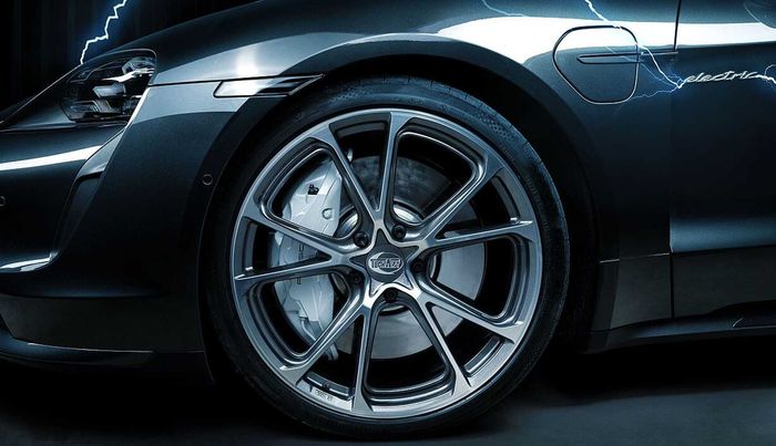 Porsche Taycan ditopang pelek forged dengan model U-spoke