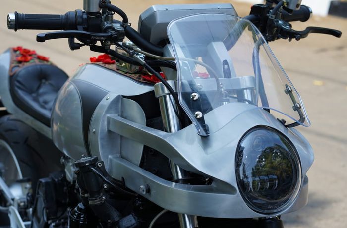 Bodi hingga fairing depan menggunakan bahan aluminium