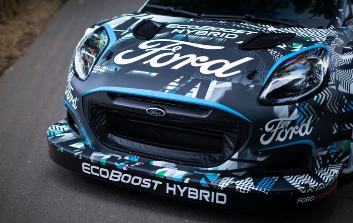 Sistem hybrid Ford Puma Rally1 beroperasi menggunakan prinsip yang mirip dengan mobil jalan raya Puma EcoBoost Hybrid