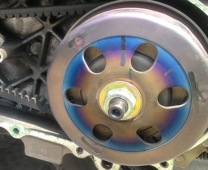 Mangkok kampas kopling di CVT berubah warnany menjadi kebiruan