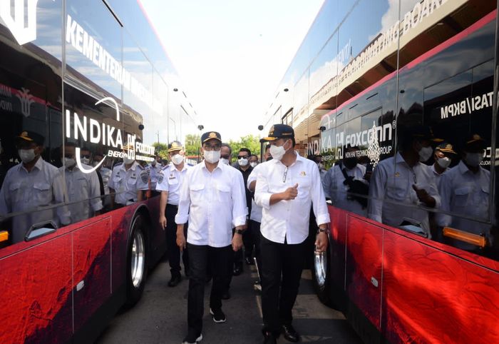 Menhub Budi Karya melakukan mengecek bus listrik merah putih sepekan jelang penyelenggaraan KTT G20 di Bali.