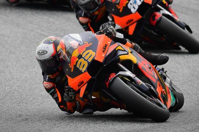 Pembalap Red Bull KTM Factory Racing, Brad Binder pilih nekat balapan dengan ban slick di trek basah saat MotoGP Austria 2021, Minggu (15/08/2021).