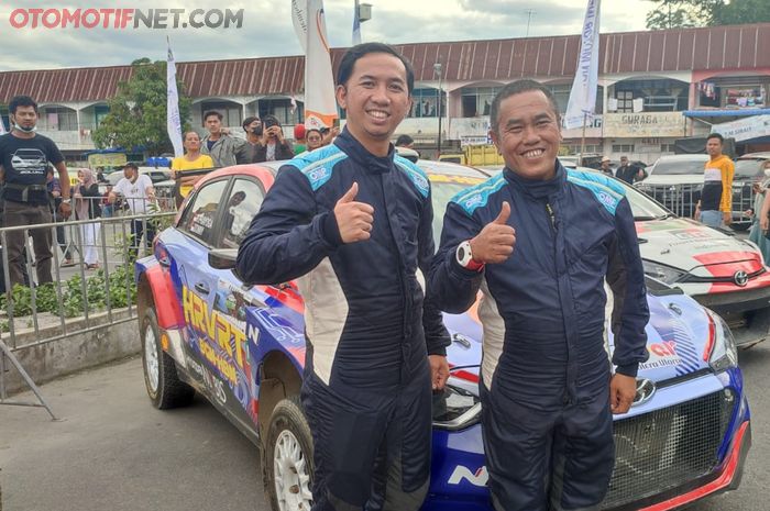 Riszki Prayoga (kiri) dan Donny Wardono. Finish di posisi 2 Danau Toba Rally 2022