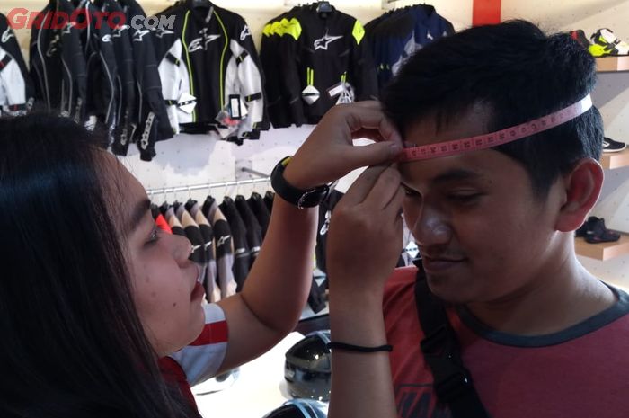 Ukur lingkar kepala untuk menentukan ukuran helm yang pas