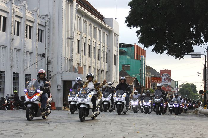 Anggota komunitas  Honda PCX Club Indonesia (HPCI)  secara tertib melakukan PCX Luxurious Convoy menjelajahi kota Yogyakarta.