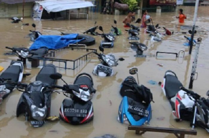 Ilustrasi motor terendam banjir.