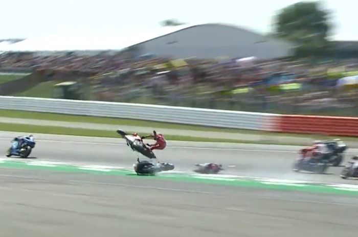 Crash lap pertama MotoGP Inggris antara Andrea Dovizioso dan Fabio Quartararo