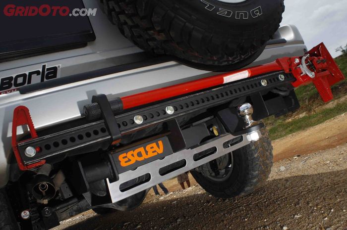 Sebuah lift jack dipasang pada bemper belakang. Towing bar dan pelindung tangki bensin ikutan dipasang pada Suzuki XL-7 ini. 