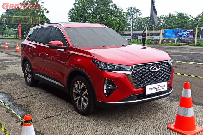 Mobil baru Chery Tiggo 7 Pro sedang tes parkir dengan kaca tetutup