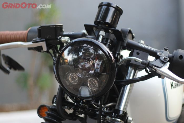 Headlamp bawaan Kawasaki W175 yang masih bohlam diganti LED dari Daymaker berukuran 5,75 inci