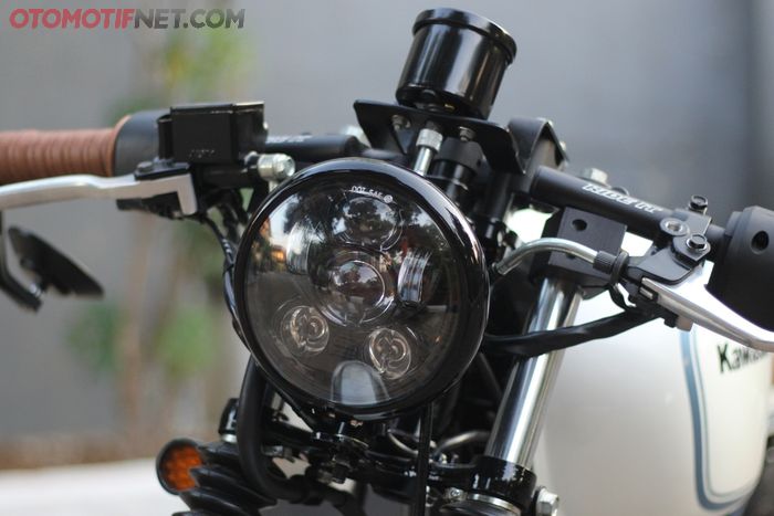 Headlamp bawaan Kawasaki W175 yang masih bohlam diganti LED dari Daymaker berukuran 5,75 inci