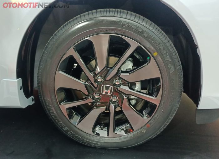 Honda Brio dibekali pelek 14 inci two tone baru