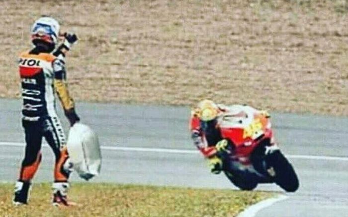 Meme pembalap MotoGP juga lempar karung