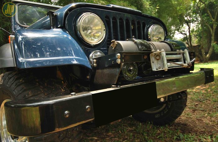 Bemper depan dipasangi winch Ramsey yang merupakan optional untuk varian Jeep CJ-8 