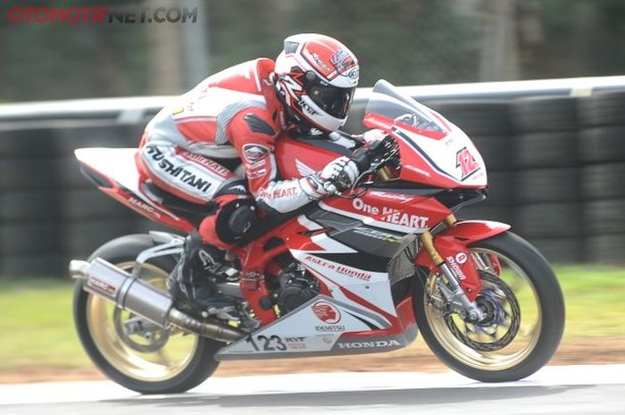  Rheza Danica melanjutkan tren positif di posisi pertama QTT kelas AP 250cc