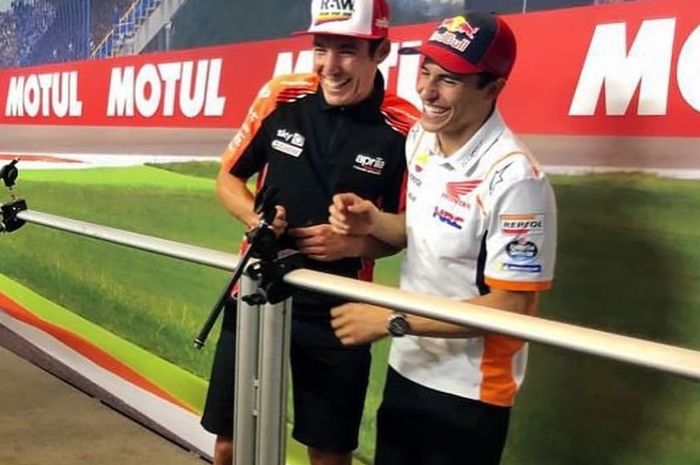 Aleix Espargaro (kiri) bersama Marc Marquez (kanan)
