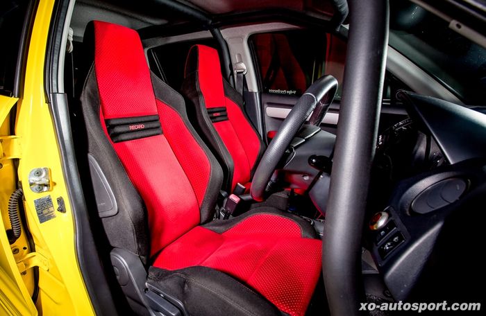Sepasang jok Recaro Suzuki Sport di dalam kabin modifikasi Suzuki Swift