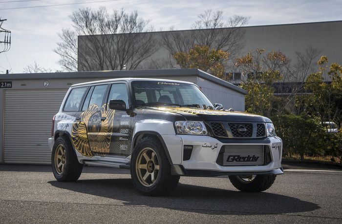 Tampilan depan Nissan Patrol hasil garapan tuner Jepang, Trust