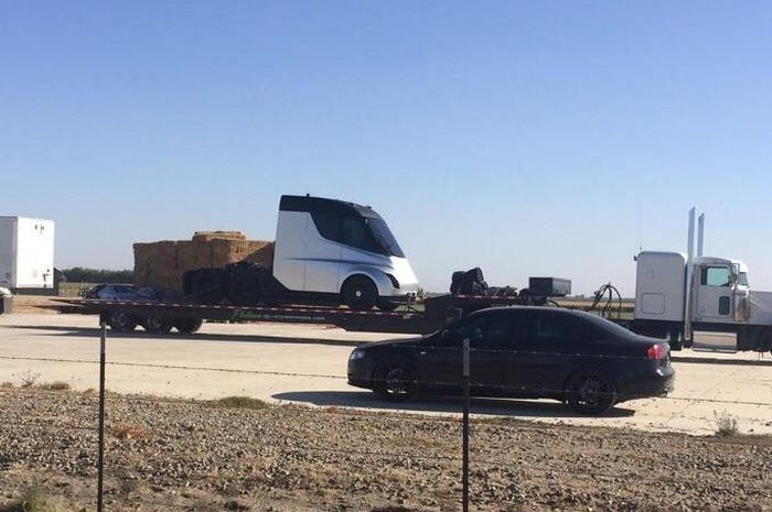 Salah satu spyshot Tesla Semi, dilansir oleh www.electrek.co