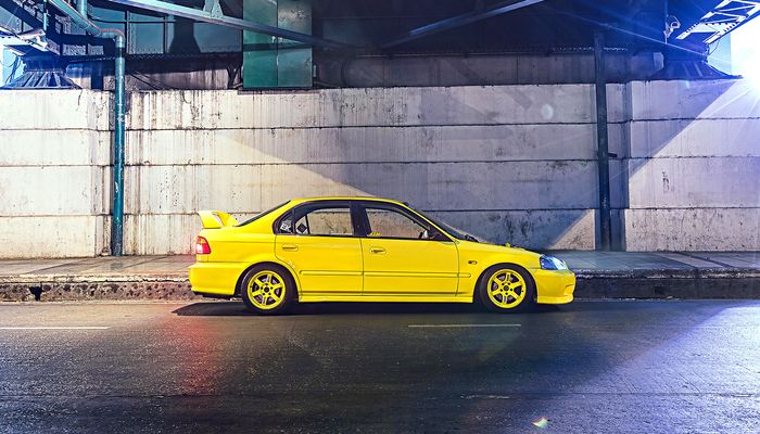 Tampilan samping Honda Civic berkelir kuning keluaran tahun 1996