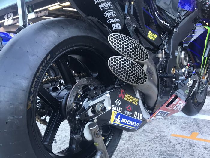 Pada sesi FP1 MotoGP San Marino, Valentino Rossi menjajal knalpot baru pada YZR-M1