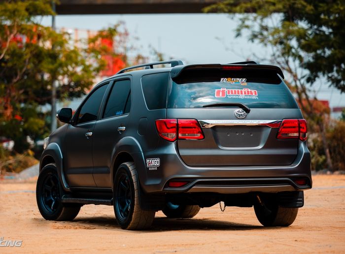 Tampilan belakang modifikasi Toyota Fortuner 2014 bergaya racing