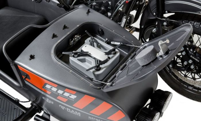 Pada sespan Ural Air LE dilengkapi ruang penyimpanan khusus Drone DJI Spark