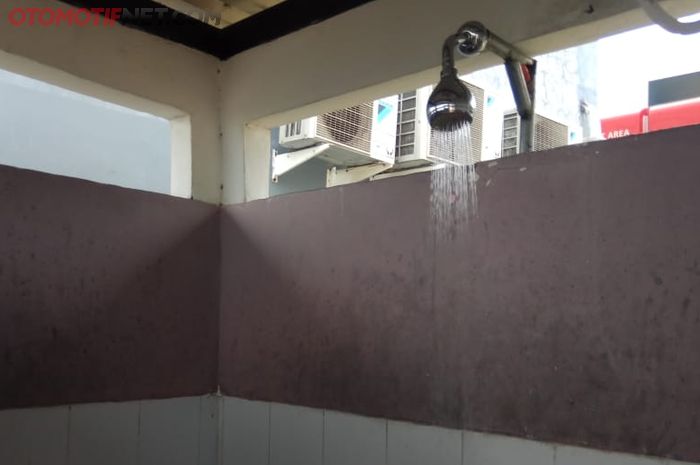 Ada kamar mandi dengan fasilitas air hangat untuk sopir truk di tol Cipali