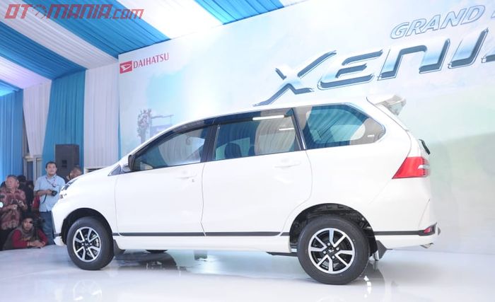 Daihatsu Great New Xenia. Tampak samping