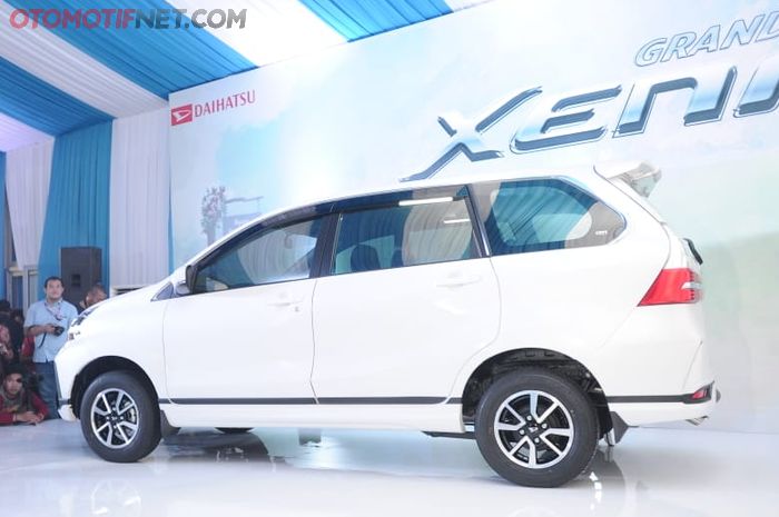 Daihatsu Great New Xenia. Tampak samping