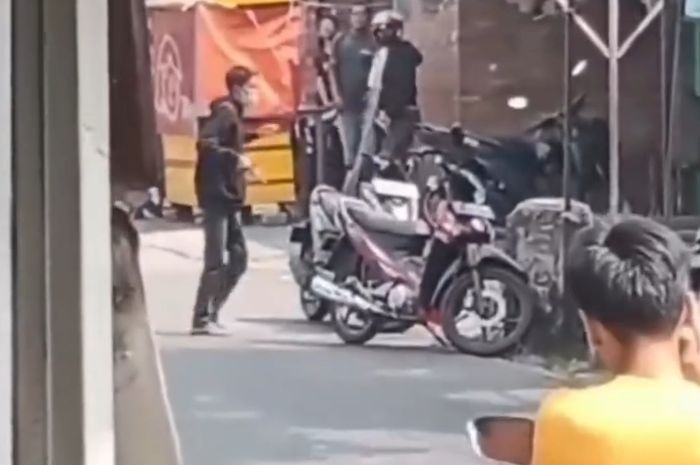 Dikepung warga, maling motor todongkan pistol di Pondok Melati, Bekasi Kota