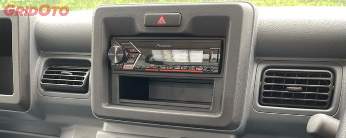 AC dan head unit memberi kenyamanan ekstra bagi penumpang