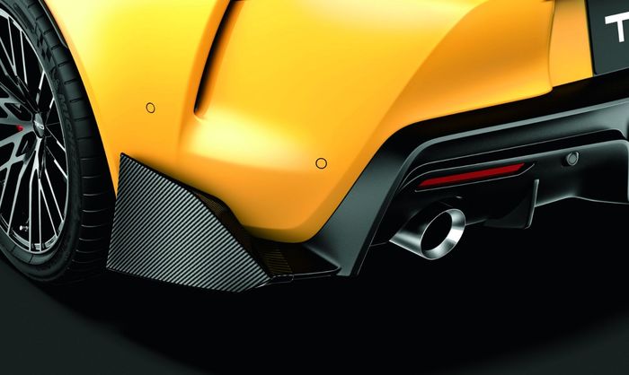 Bumper belakang juga tak ketinggalan dengan difuser berbahan serat karbon