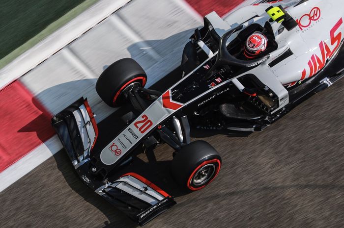 Kevin Magnussen di F1 Abu Dhabi 2020. Mobil tim Haas untuk musim balap F1 2021 dikerjakan oleh karyawan Ferrari