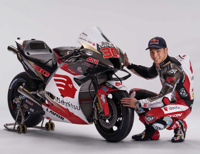 Motor Takaaki Nakagami kali ini memiliki warna dominan hitam dan diselingi putih dan merah