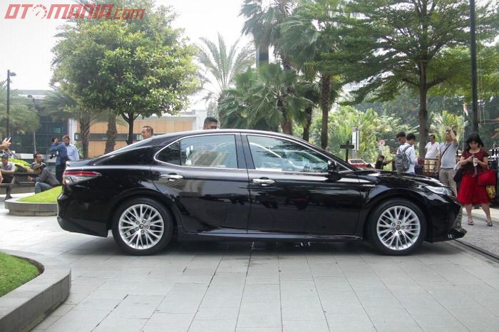 Tampak samping Toyota Camry baru