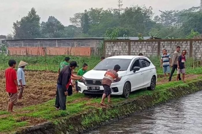 Honda City Hatchback yang masuk ke area persawahan di Purwokerto Timur, Banyumas.