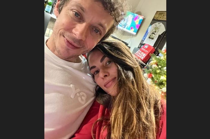 Valentino Rossi dan kekasihnya, Francesca Sofia Novello saat merayakan Natal, 25 Desember 2022