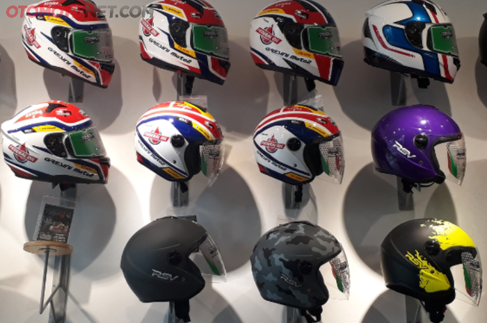 Helm-helm yang dijual oleh RSV Helmet di gerainya yang terletak di JL Lapangan Bola No 388, Kebon Je