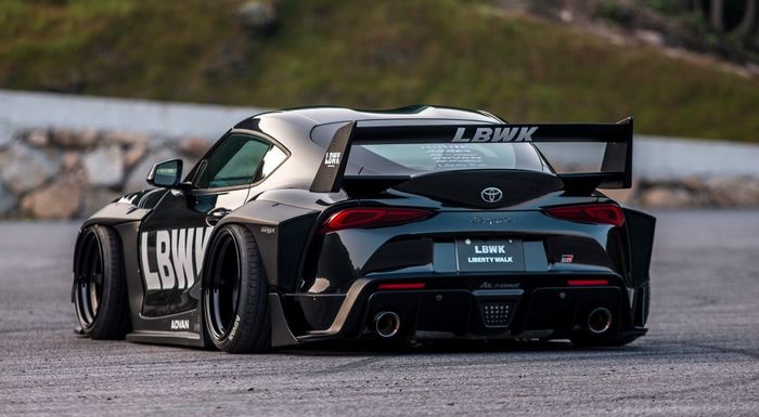 GT Wing besar mirip sayap yang biasa dipakai pada mobil balap Japan GT