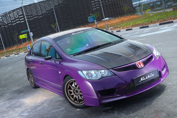 Modifikasi Honda Civic FD1 pakai body kit simpel dan aksen serat karbon