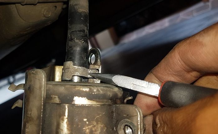 Pengancing slang bahan bakar, ada yang model klip besi, ada juga model soket