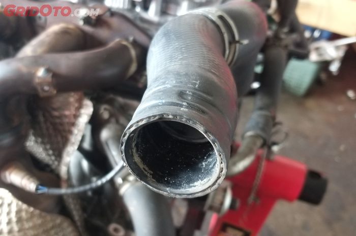 Tanda-tanda selang radiator mobil bekas harus diganti