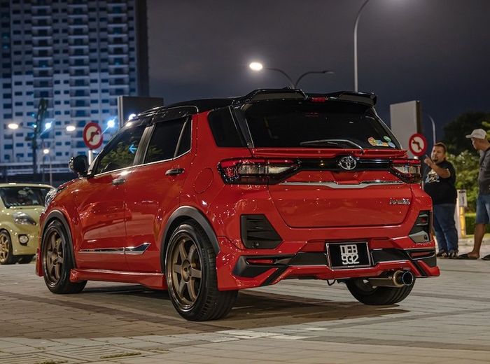 Tampilan belakang modifikasi Toyota Raize street racing dengan body kit Modellista